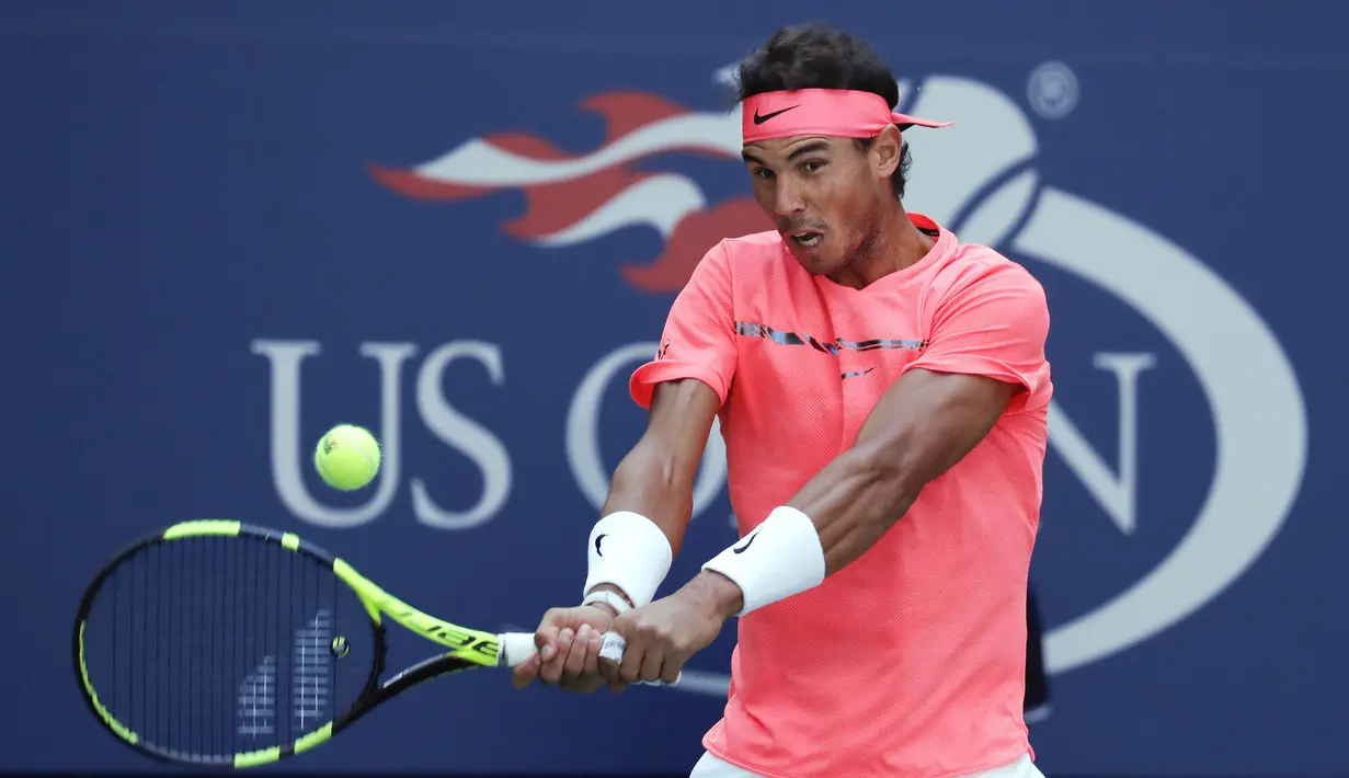 Petenis Spanyol, Rafael Nadal, mengembalikan bola saat bertanding melawan petenis Ukraina, Alexandr Dolgopolov, pada turnamen AS Terbuka 2017 di New York, Senin (4/9/2017). Nadal menang 6-2, 6-4, 6-1 atas Alexandr Dolgopolov. (AP/Julie Jacobson)