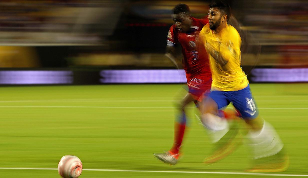 Pemain Brasil, Gabriel (kanan) menggiring bola saat dihadang pemain Haiti pada penyisihan grup B Copa America Centenario 2016 di Orlando, Florida, AS, (9/6/2016) WIB. (Mike Ehrmann/Getty Images/AFP)