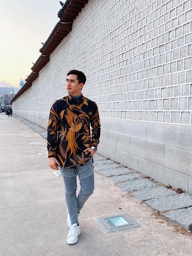 6 Model Batik Verrell Bramasta/Instagram @bramastavrl