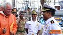 Citizen6, Amerika Serikat: Komandan KRI Dewaruci Letkol Laut Haris Bima Bayuseto diterima oleh Capt. Thomas Bushy, Vice President Of Maritime Operation Master TS Kennedy di dermaga US Massachusetts Maritime Academi, Selasa (26/6). (Pengirim: Penarmatim).
