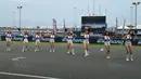 Para Umbrella Girl berpose saat Asia Road Racing Championship (ARRC) 2017 di Sirkuit Buriram, Thailand, Sabtu (2/12/2017). Kehadiran para umbrella girl menjadi daya tarik tersendiri di lintasan balap. (Bola.com/Muhammad Wirawan)