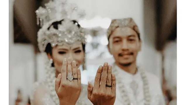 Resmi Menikah, Ini 7 Potret Cantik Istri Fiersa Besari