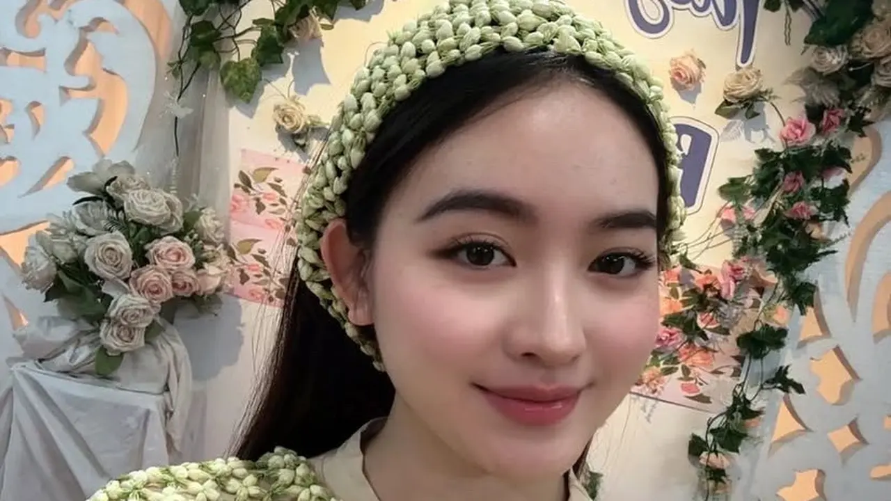 Natasha Wilona dengan Makeup Minimalis saat “Siraman” Tasyakuran 4 Bulanan