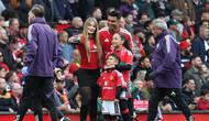 Gelandang Manchester United, Casemiro dan keluarga, berfoto bersama di lapangan setelah pertandingan kandang terakhir Setan Merah musim ini kontra Nottingham Forest di Old Trafford, Manchester, Minggu (17/5/2026). (Darren Staples / AFP)