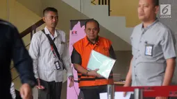 Kepala Dinas Pendidikan Kabupaten Cianjur Cecep Sobandi (tengah) usai menjalani pemeriksaan di Gedung KPK, Jakarta, Selasa (2/4). Cecep Sobandi diperiksa sebagai tersangka terkait dugaan gratifikasi atau suap Dana Alokasi Khusus (DAK) Pendidikan Kabupaten Cianjur TA 2018. (merdeka.com/Dwi Narwoko)
