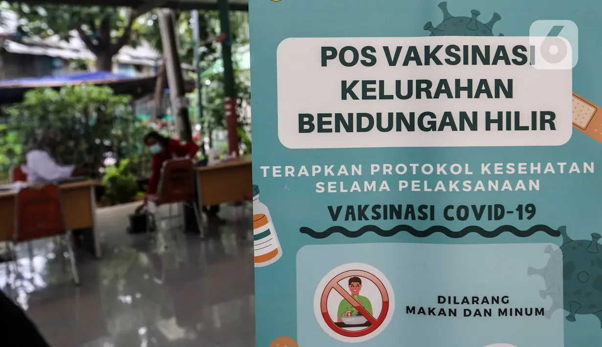 Banner pos vaksinasi di RPTRA Rusun Benhil, Jakarta, Rabu (6/7/2022). Presiden Joko Widodo resmi menetapkan vaksinasi dosis ketiga atau vaksin booster jadi syarat untuk kegiatan masyarakat yang melibatkan masyarakat banyak. (Liputan6.com/Johan Tallo)