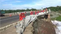 Tol Cipali di Purwakarta alami ambles, jembatan terancam ambruk. (Liputan6.com/Abramena)