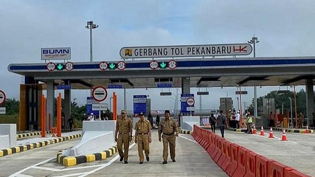 Gerbang tol Pekanbaru-Dumai di Provinsi Riau yang mulai difungsikan tapi masih bersifat terbatas.