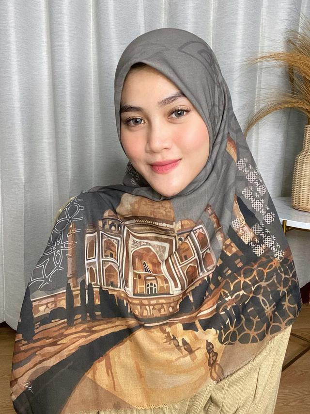 Alvin Faiz Lepas Status Duda, Ini 6 Potret Henny Rahman Sosok Istri Barunya. (Sumber: Instagram/hennyyrahman)