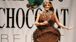 Model memakai busana yang terbuat dari cokelat  selama acara Chocolate Fashion Show di Beirut, Lebanon, Kamis (12/11/2015). Busana tersebut dibuat oleh yang dibuat oleh desainer dan koki profesional.(REUTERS/Jamal Saidi)