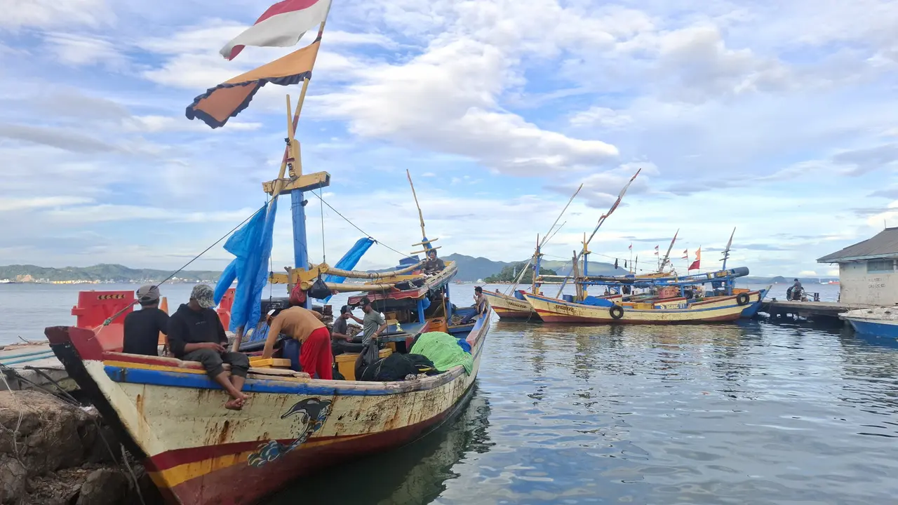 Nelayan yang biasa mencari ikan di sekitar Gunung Anak Krakatau kini memilih menepi.