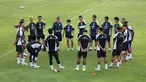 Timnas Indonesia menggelar latihan terakhir di Lapangan A Kompleks Gelora Bung Karno, Senayan, Jakarta, Sabtu (31/8/2024) jelang keberangkatan ke Jeddah, Arab Saudi untuk menghadapi tuan rumah Arab Saudi pada laga putaran ketiga Kualifikasi Piala Dunia 2026, Kamis (5/9/2024). Latihan diikuti 11 pemain, minus satu penjaga gawang Adi Satryo yang berhalangan. Sejatinya ada 26 pemain yang dipanggil, tetapi 14 lainnya berkiprah di luar negeri. Ke-14 pemain ini tidak berkumpul di Jakarta, namun langsung bergabung di Jeddah pada 1 dan 2 September. (Bola.com/Abdul Aziz)
