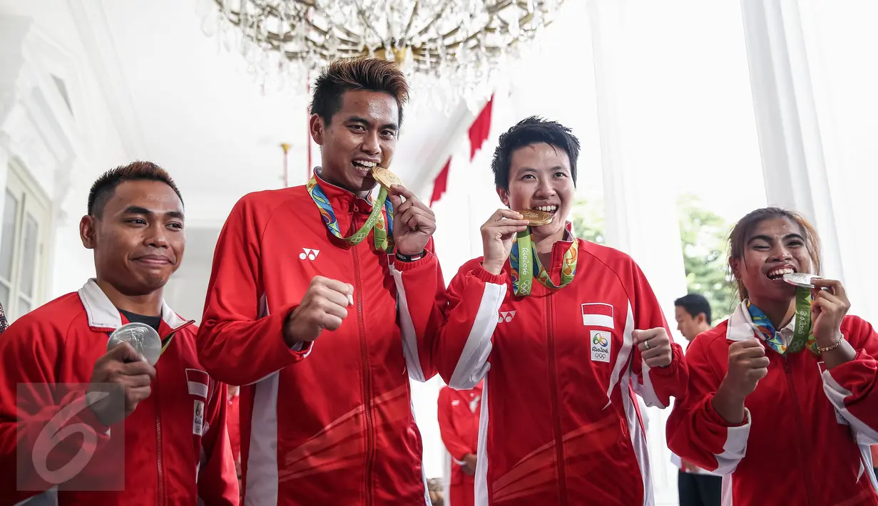 Atlet peraih medali Olimpiade Rio 2016, pasangan bulu tangkis Tontowi/Liliyana serta dua atlet angkat besi Sri Wahyuni Agustiani dan Eko Yuli Irawan seusai diterima Presiden Jokowi , di Istana Merdeka, Jakarta, Rabu (24/8). (Liputan6.com/Faizal Fanani)