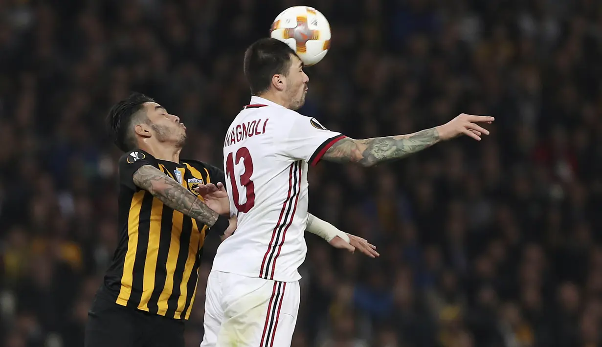 Bek AC Milan, Alessio Romagnoli, mengamankan bola dri striker AEK Athens, Sergio Araujo, pada laga Liga Europa di Stadion Olympic, Athens, Kamis (2/11/2017). Kedua klub bermain imbang 0-0. (AP/Petros Giannakouris)