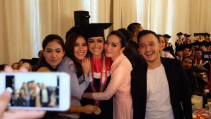 Zaskia Gotik dan Jupe