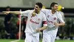 Kapten Internacional Fabian Guedes a.k.a Bolivar (kiri) merayakan gol untuk mengalahkan Chivas Guadalajara 2-1 pada leg pertama final Piala Libertadores di Zapopan, Meksiko, 11 Agustus 2010.AFP PHOTO/Hector Guerrero