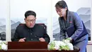 Pemimpin Korea Utara, Kim Jong-un menandatangani buku tamu di Peace House Panmunjom di samping adiknya, Kim Yo Jong sebelum melakukan pertemuan bersejarah dengan Presiden Korea Selatan, Moon Jae-in, Jumat (2/4). (Korea Summit Press Pool via AP)