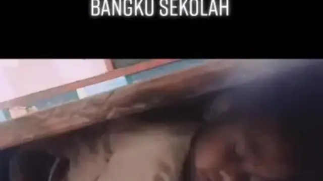 Diduga Lelah, Bocah SD Ini Tertidur di Dalam Laci Meja Sekolah
