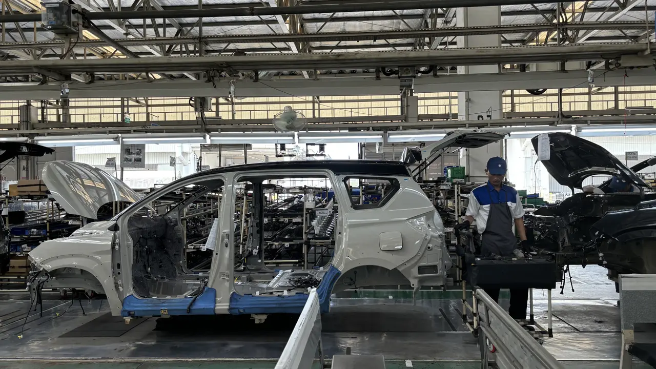 Pabrik Suzuki di Cikarang, yang berdiri sejak 2014, memproduksi mobil dengan lebih dari 10.000 komponen per unit, menggunakan teknologi canggih dan kandungan lokal sebesar 85%. (Dok. Suzuki)