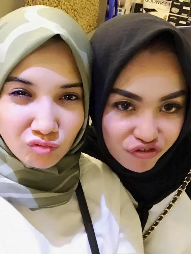 Keakraban Zaskia Sungkar dan Medina Zein