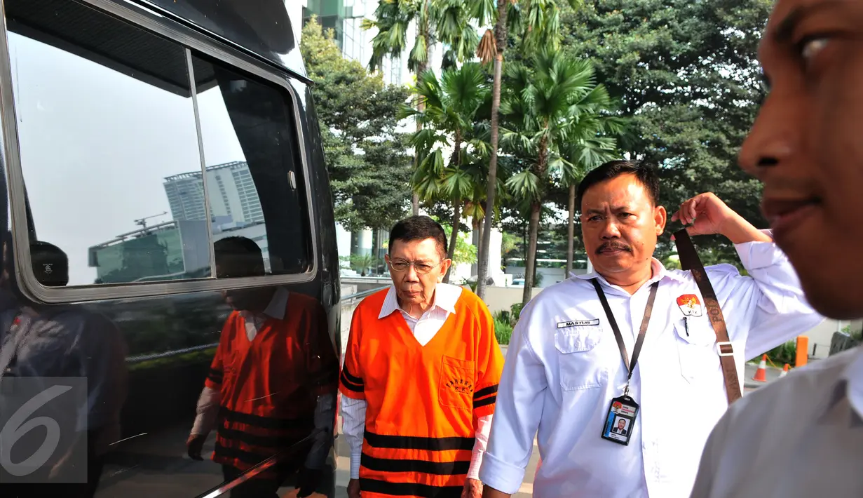 Dirut PT Traya Tirta Makassar, Hengky Wijaya menuju mobil tahanan usai diperiksa KPK, Jakarta, Senin (21/9/2015). Hengky diperiksa sebagai tersangka terkait kasus dugaan korupsi suap mantan Walikota Makassar Ilham Arief. (Liputan6.com/Andrian M Tunay)