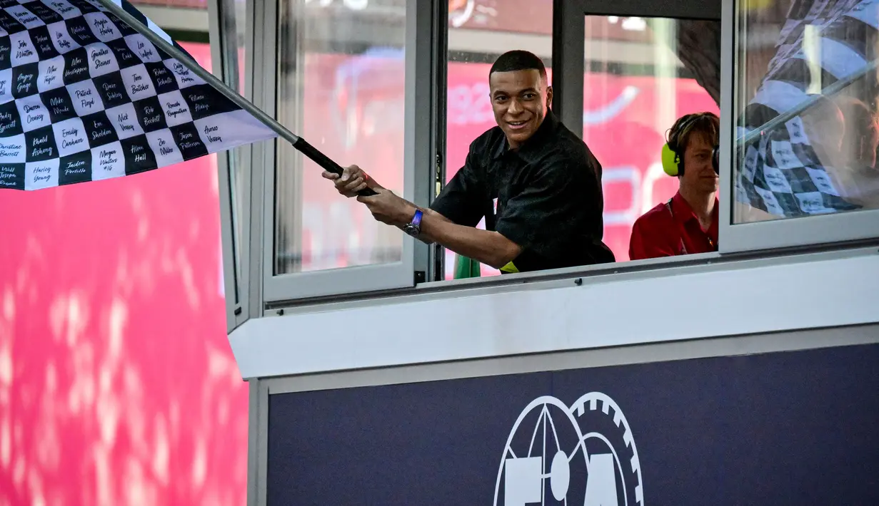 Pemain sepak bola, Kylian Mbappe terpilih menjadi pengibar bendera finis saat Formula 1 GP Monaco 2024 di Circuit de Monaco, Minggu (26/05/2024). Sebelumnya, Kylian Mbappe baru saja melakoni laga terakhirnya bersama Paris Saint-Germain (PSG) dengan memenangkan Piala Prancis 2024 atau Coupe de France 2024. (AFP/Andrej Isakovic)