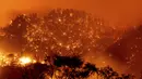 Dalam foto eksposur panjang ini menunjukkan bara api menyala pada lereng bukit saat Dixie Fire membakar dekat Milford di Lassen County, California, Amerika Serikat, Selasa (17/8/2021). Kebakaran hutan mengancam untuk menyebarkan ke beberapa wilayah di California utara. (AP Photo/Noah Berger)