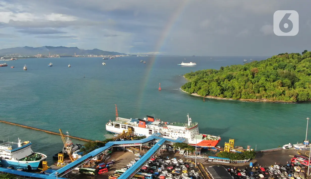 <p>Keindahan pelangi saat menghiasi langit Pelabuhan Merak, Banten, Sabtu (30/4/2022). Kemunculan pelangi tersebut menjadi pemandangan yang indah bagi para pemudik yang ingin menyebrang ke pulau Sumatra. (Liputan6.com/Angga Yuniar)</p>