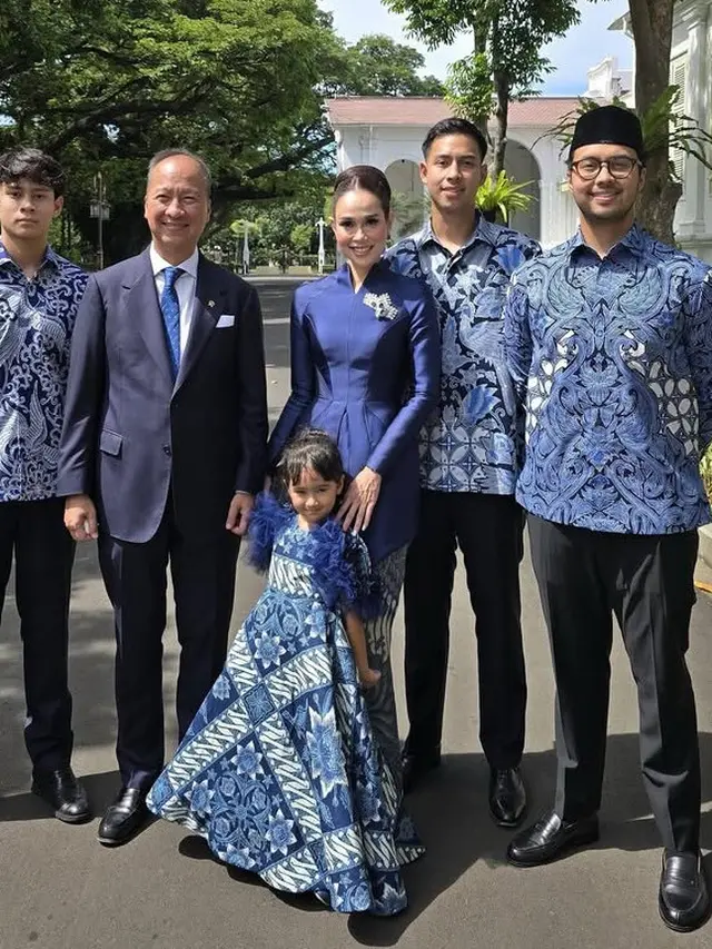 Gaya Artis dan Ibu Pejabat Kenakan Atasan Siluet Kebaya saat Lebaran.