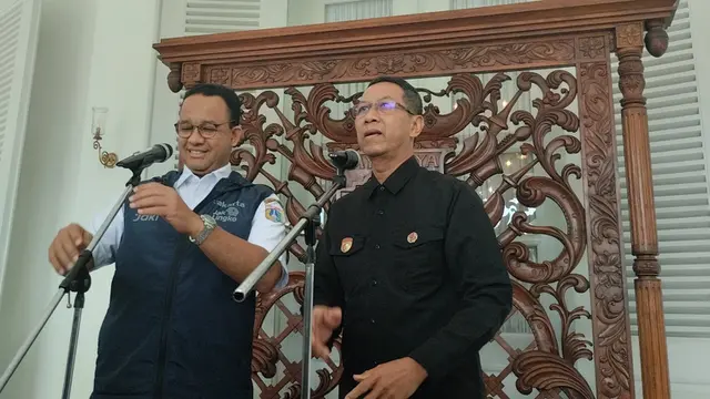 Gubernur DKI Jakarta Anies Baswedan menerima kedatangan Pj Gubernur  terpilih Heru Budi Hartono