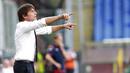 Pelatih Inter Milan, Antonio Conte, memberikan arahan kepada anak asuhnya saat melawan Genoa pada laga Serie A di Stadion Luigi Ferraris, Sabtu (25/7/2020). Inter Milan menang 3-0 atas Genoa. (Tano Pecoraro/LaPresse via AP)