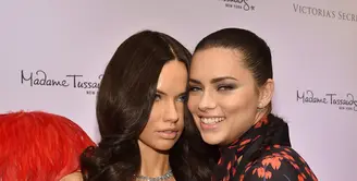 Victoria’s Secret Angel, Adriana Lima, bertemu dengan sang kembaran yang tidak lain adalah patung lilinnya sendiri. Patung lilin Madame Tussauds tersebut diluncurkan pada 30 November 2015 di New York City, Amerika Serikat. (AFP/Bintang.com)