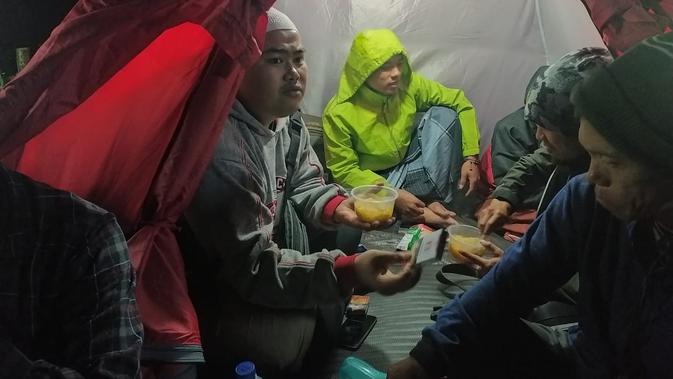 Para pendaki tengah menikmati sensasi malam di Puncak Sagara, Garut, Jawa Barat. (Liputan6.com/Jayadi Supriadin)