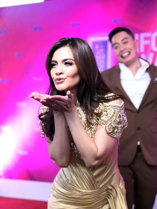 Dua tahun belakangan pasca perceraiannya memang Cut Tary fokus dalam mengurus buah hatinya. Cut Tary yang menikmati perannya sebagai ibu  membatasi aktivitas dan memilih mengurus buah hati. (Nurwahyunan/Bintang.com)