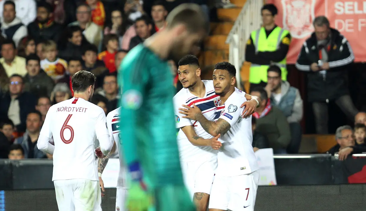 Pemain Norwegia, Joshua King (kanan) berselebrasi dengan rekan-rekannya usai mencetak gol ke gawang Spanyol selama pertandingan grup F babak kualifikasi Euro 2020 di stadion Mestalla, Valencia (23/3). Spanyol menang tipis atas Norwegia 2-1. (AP Photo/Alberto Saiz)