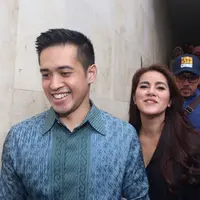 Olla Ramlan dan Aufar saat menyambangi Polda Metro Jaya. (Andy Masale/Bintang.com)