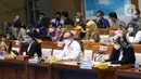 Dirjen Migas Kementerian ESDM Tutuka Ariadji (tengah) didampingi Dirut Pertamina Nicke Widyawati (kiri) dan Kepala BPH Migas Erika Retnowati (kanan) saat mengikuti rapat dengar pendapat dengan Komisi VII DPR di Kompleks Parlemen, Senayan, Jakarta, Selasa (29/3/2022).  (Liputan6.com/Angga Yuniar)