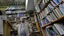 Jose Alberto Gutierrez berada di perpustakaan yang ada di lantai satu rumahnya di Bogota, Kolombia, 18 Mei 2017. Puluhan ribu koleksi bukunya digunakan oleh anak-anak dari keluarga miskin yang tidak memiliki akses terhadap buku. (GUILLERMO LEGARIA/AFP)