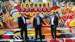 Head of Ericsson Indonesia Jerry Soper, Chief Technology & Information Officer Indosat Ooredoo Medhat Elhusseiny dan Key Account Manager Indosat Ooredoo Ericsson Indonesia Anders Rian berbincang kemitraan transformasi pengalaman digital di Jakarta, Jumat (11/12/2020). (Liputan6.com/Fery Pradolo)