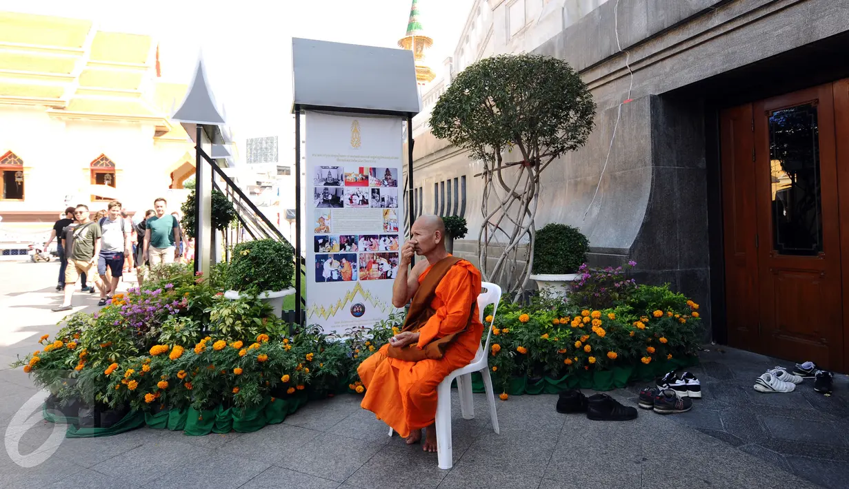 Salah satu biksu beristirahat di sekitar kuil Golden Budha, Bangkok, Thailand, Sabtu (17/12). Salah satu biksu yang ada di kuil tersebut memprediksi hasil laga final kedua Piala AFF 2016 antara Thailand melawan Indonesia. (Liputan6.com/Helmi Fithriansyah)