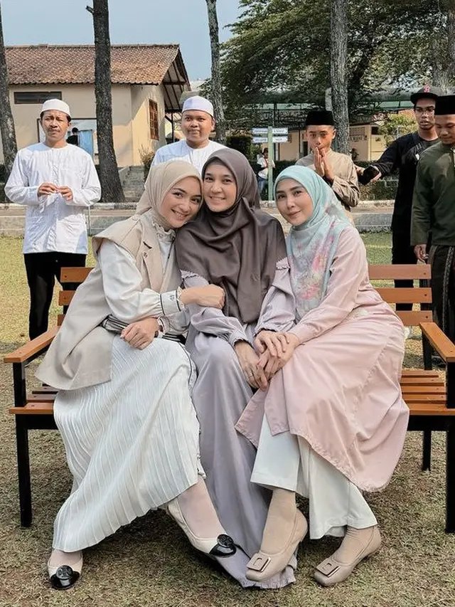 Dhini Aminarti Konsisten Kenakan Kerudung Panjang.