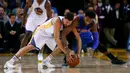 Pebasket Golden State Warriors Klay Thompson berebut bola dengan pebasket Detroit Pistons Andre Drummond di ORACLE Arena, California, Senin (9/11/2015). Warriors menang 109-95. (Getty Images/AFP/Ezra Shaw)