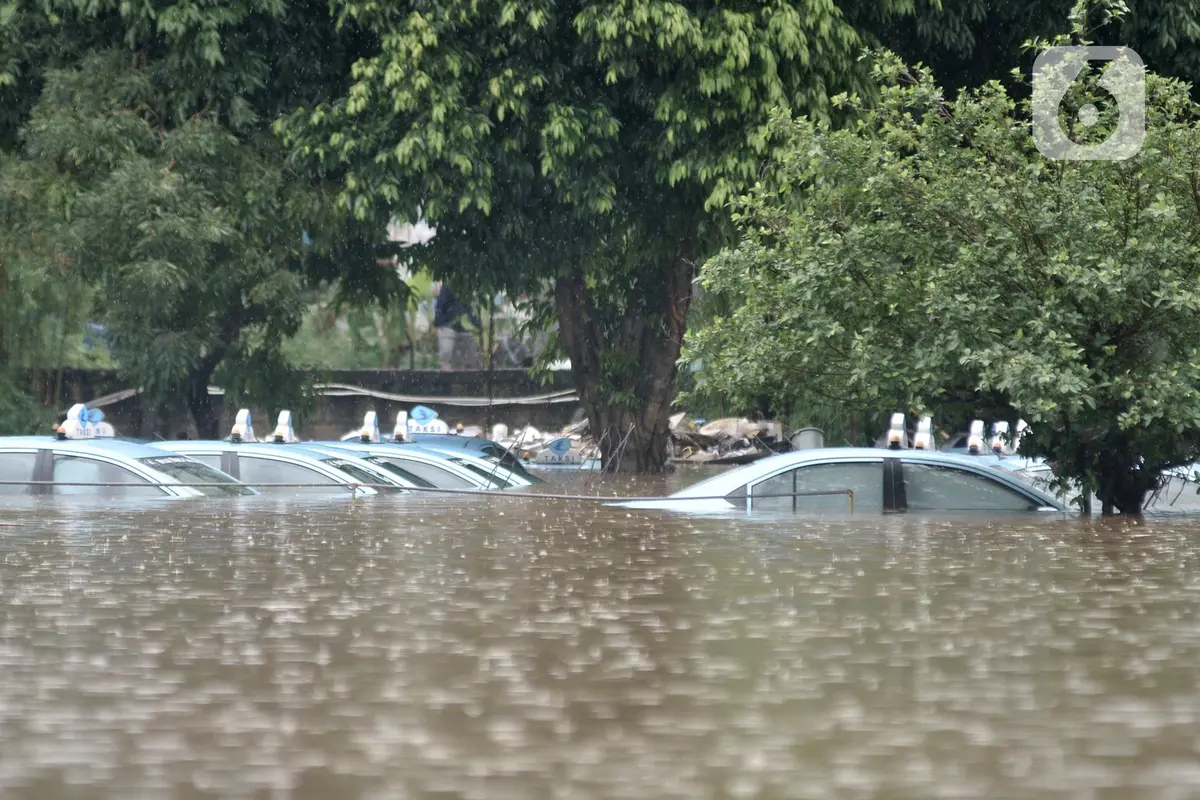 Penampakan Banjir di Pool Taksi Blue Bird Kramat Jati