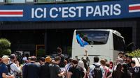 Wartawan dan penggemar mengikuti kedatangan Paris Saint-Germain (PSG) dengan bus tim mereka di hotel pada malam pertandingan final Liga Champions UEFA antara Inter Milan dan Paris Saint-Germain (PSG) di Munich, Jerman selatan, pada 30 Mei 2025. (FRANCK FIFE/AFP)