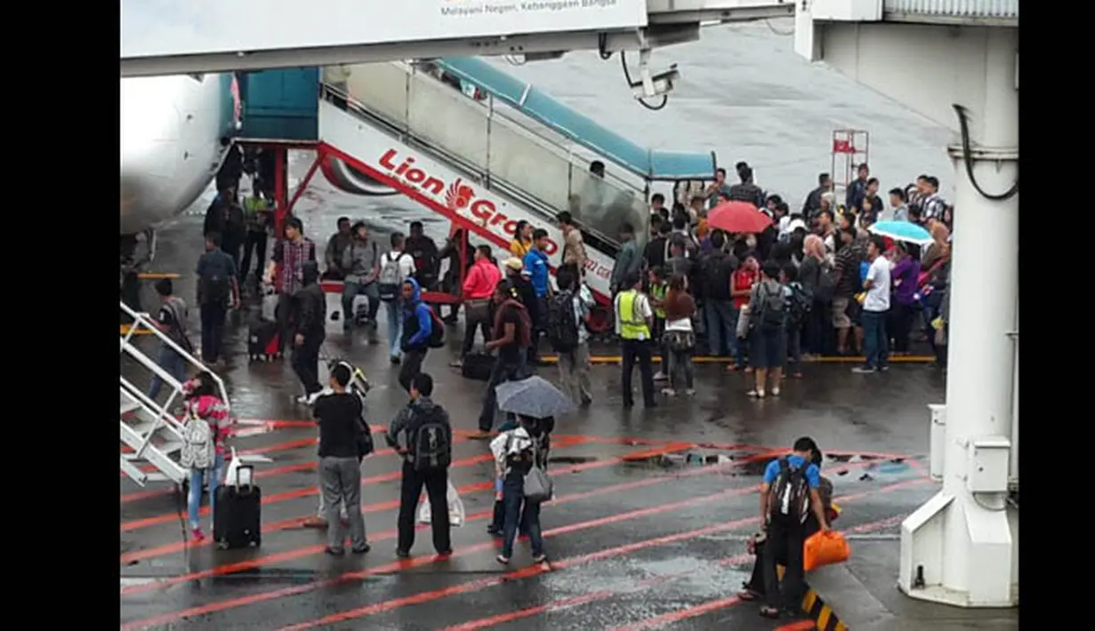 Ratusan penumpang dibiarkan telantar di Bandara Soekarno-Hatta Cengkareng, Tangerang, akibat penerbangan Lion Air yang mengalami delay, Kamis (19/2/2015). (twitter.com/@Thony_nox)