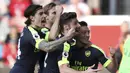 Para pemain Arsenal, merayakan gol yang dicetak Mezut Ozil ke gawang Stoke City pada pertandingan pekan ke-37 Premier League, di Stadion Bet 365, Sabtu (13/5/2017). Arsenal menang dengan skor 4-1. (AP/Nick Potts)