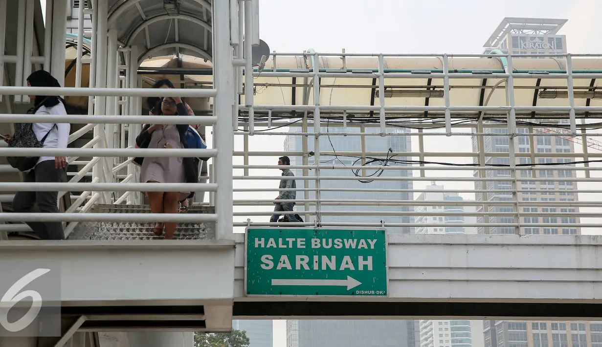 Sejumlah pejalan kaki menuruni anak tangga Jembatan Penyeberangan Orang (JPO) di kawasan Thamrin, Jakarta, Jumat (20/11). Gubernur DKI Jakarta Basuki T Purnama akan menghilangkan JPO di sepanjang Jalan Sudirman-MH Thamrin. (Liputan6.com/Faizal Fanani)