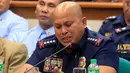 Kepala Polisi Nasional Filipina Ronald Dela Rosa menangis saat menyatakan sumpah setianya pada Presiden Duterte untuk memberantas narkoba, di hadapan Senat saat berlangsung sidang dengar pendapat di Manila, Rabu (23/11). (REUTERS/Romeo Ranoco)