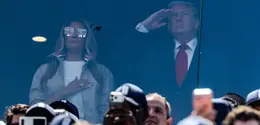 Ibu Negara AS Melania Trump dan Presiden AS Donald Trump berdiri untuk menyanyikan lagu kebangsaan menjelang final Piala Dunia sepak bola 2026 antara Spanyol dan Argentina di East Rutherford, New Jersey pada 19 Juli 2026. (Odd ANDERSEN/AFP)