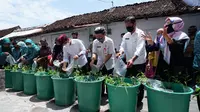 Bupati Banyuwangi Abdullah Azwar Anas mengenalkan program Bak Daya Lengkung dalam acara Gerakan Memasyarakatkan Makan Ikan atau Gemarikan di destinasi wisata Kali Badeng.